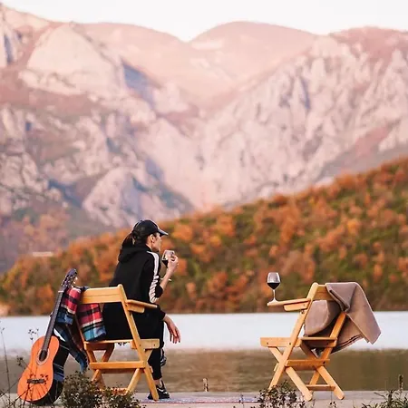 Agora בית הארחה Koman