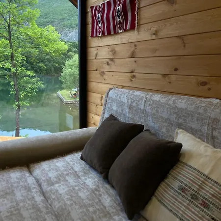 Guest house Agora Koman